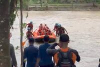 Evakuasi warga Kampung Sawah Tengah, Desa Cidadap, Kecamatan Simpenan,