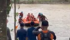 Evakuasi warga Kampung Sawah Tengah, Desa Cidadap, Kecamatan Simpenan,