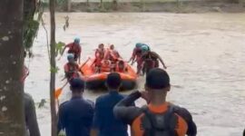 Evakuasi warga Kampung Sawah Tengah, Desa Cidadap, Kecamatan Simpenan,