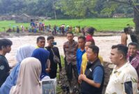 Wakil Bupati Sukabumi H. Andreas meninjau langsung jembatan putus akibat luapan Sungai Citapen di Desa Loji,