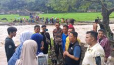 Wakil Bupati Sukabumi H. Andreas meninjau langsung jembatan putus akibat luapan Sungai Citapen di Desa Loji,