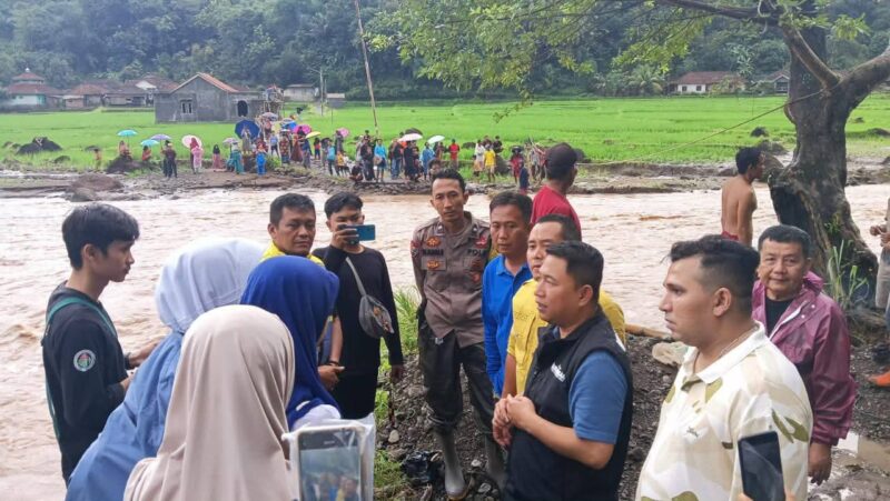 Wakil Bupati Sukabumi H. Andreas meninjau langsung jembatan putus akibat luapan Sungai Citapen di Desa Loji,