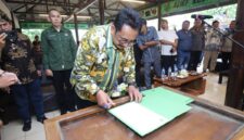 Bupati Sukabumi H. Asep Japar menghadiri Pelantikan dan Deklarasi Paguyuban Kepala Desa dan Perangkat Desa Pajampangan (PKPP) Masa Bakti 2025–2027