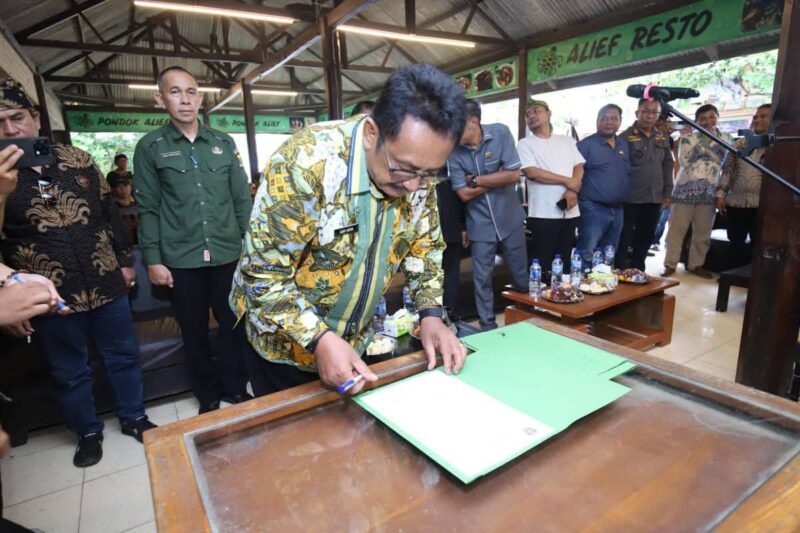 Bupati Sukabumi H. Asep Japar menghadiri Pelantikan dan Deklarasi Paguyuban Kepala Desa dan Perangkat Desa Pajampangan (PKPP) Masa Bakti 2025–2027