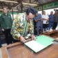 Bupati Sukabumi H. Asep Japar menghadiri Pelantikan dan Deklarasi Paguyuban Kepala Desa dan Perangkat Desa Pajampangan (PKPP) Masa Bakti 2025–2027