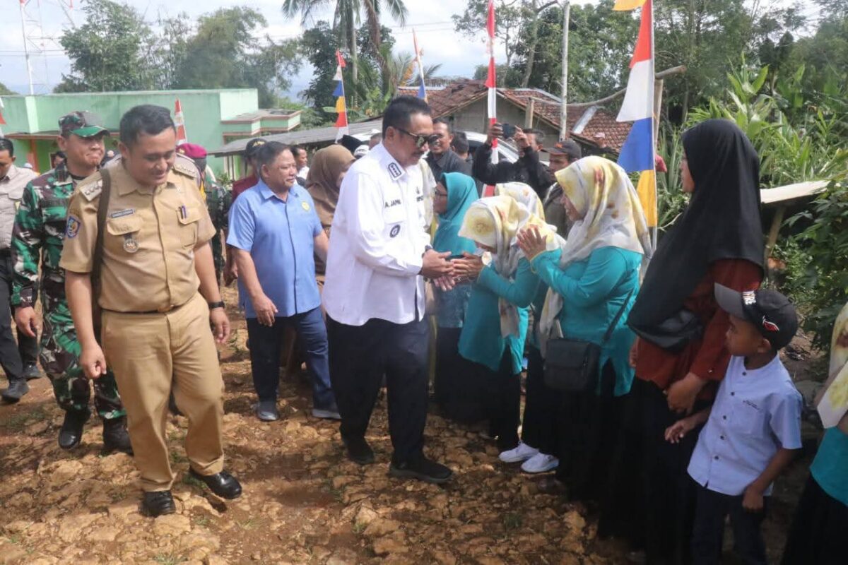 Bupati Sukabumi H. Asep Japar melakukan peletakan batu pertama pembangunan Hunian Tetap bagi warga terdampak bencana 