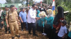 Bupati Sukabumi H. Asep Japar melakukan peletakan batu pertama pembangunan Hunian Tetap bagi warga terdampak bencana 