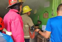 Petugas Damkar Palabuhanratu bergerak cepat padamkan kebakaran,