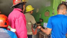 Petugas Damkar Palabuhanratu bergerak cepat padamkan kebakaran,