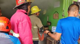 Petugas Damkar Palabuhanratu bergerak cepat padamkan kebakaran,