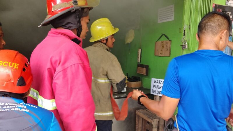 Petugas Damkar Palabuhanratu bergerak cepat padamkan kebakaran,