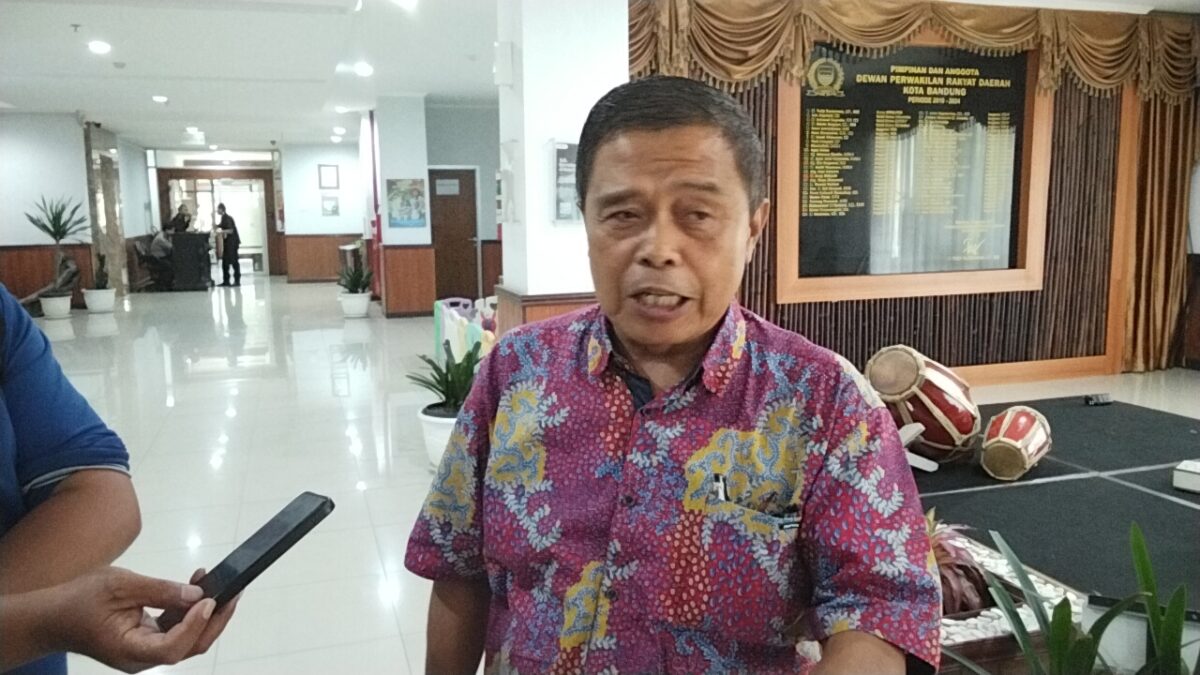 Kuasa Hukum Dede Warsa dan Enang Darsa, H. Agus Sumarna, menyayangkan sikap Komisi I DPRD Kota Bandung