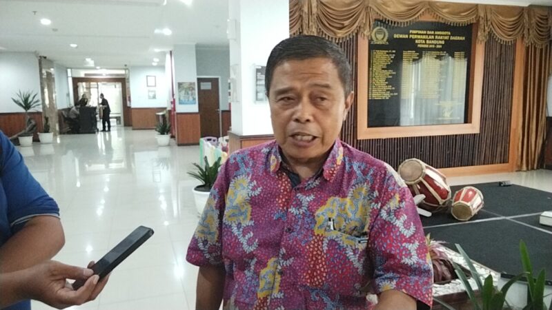 Kuasa Hukum Dede Warsa dan Enang Darsa, H. Agus Sumarna, menyayangkan sikap Komisi I DPRD Kota Bandung