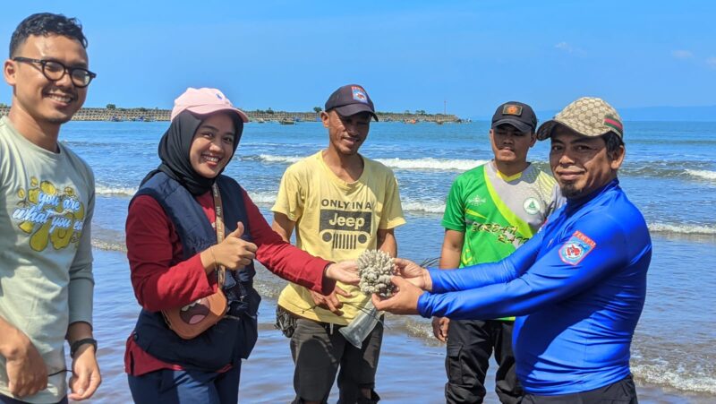 Aksi nyata pelestarian laut dilakukan Komunitas Penggiat Konservasi Nyelam Sukabumi (PENYU)