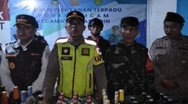 Polsek Caringin bersama Forkopimcam menggelar Operasi Pekat dalam rangka cipta kondisi menjelang malam pergantian tahun.