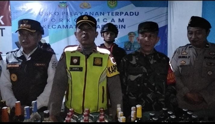 Polsek Caringin bersama Forkopimcam menggelar Operasi Pekat dalam rangka cipta kondisi menjelang malam pergantian tahun.
