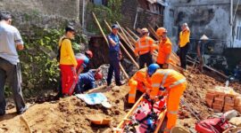 Petugas Dinas Pemadam Kebakaran dan Penyelamatan Kabupaten Sukabumi