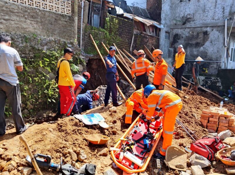 Petugas Dinas Pemadam Kebakaran dan Penyelamatan Kabupaten Sukabumi