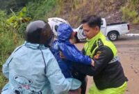 Polres Sukabumi bergerak cepat menangani longsor di Ruas Jalan Nasional Bagbagan.