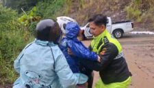 Polres Sukabumi bergerak cepat menangani longsor di Ruas Jalan Nasional Bagbagan.