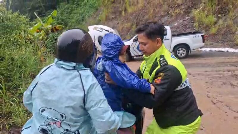 Polres Sukabumi bergerak cepat menangani longsor di Ruas Jalan Nasional Bagbagan.