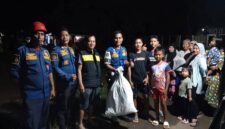 Petugas Dinas Pemadam Kebakaran dan Penyelamatan Kabupaten Sukabumi