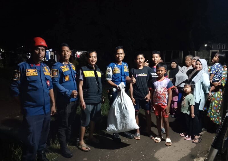 Petugas Dinas Pemadam Kebakaran dan Penyelamatan Kabupaten Sukabumi