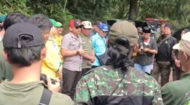 Gotong royong beberesih lingkungan dan doa bersama