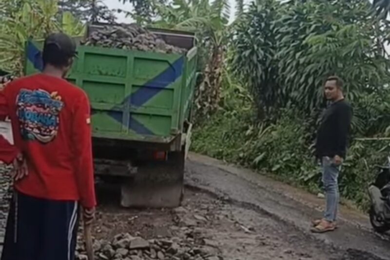 Dinas Pekerjaan Umum Kabupaten Sukabumi melakukan penanganan darurat ruas jalan Cipanas–Kabandungan