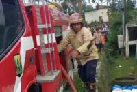 Damkarmat Kabupaten Sukabumi bergerak cepat menangani kebakaran.