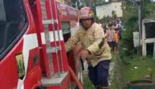 Damkarmat Kabupaten Sukabumi bergerak cepat menangani kebakaran.