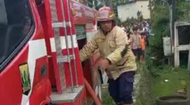Damkarmat Kabupaten Sukabumi bergerak cepat menangani kebakaran.