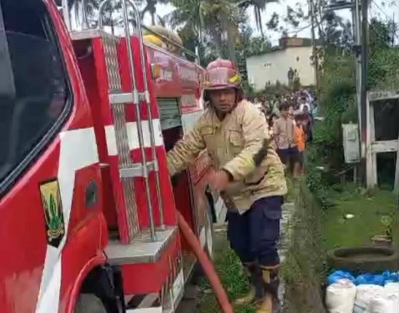 Damkarmat Kabupaten Sukabumi bergerak cepat menangani kebakaran.