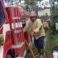 Damkarmat Kabupaten Sukabumi bergerak cepat menangani kebakaran.