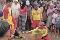 Aksi sigap lifeguard selamatkan wisatawan yang tergulung ombak di Pantai Karanghawu,