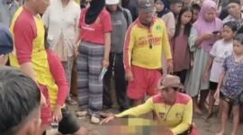 Aksi sigap lifeguard selamatkan wisatawan yang tergulung ombak di Pantai Karanghawu,