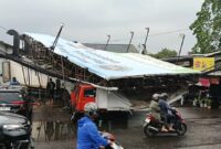 Hujan lebat disertai angin kencang di Bandung