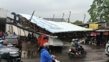 Hujan lebat disertai angin kencang di Bandung