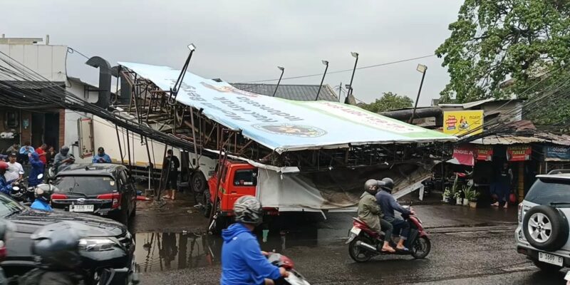 Hujan lebat disertai angin kencang di Bandung