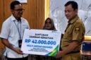 Kepala Dinas Pariwisata Kabupaten Sukabumi menyerahkan santunan Jaminan Kematian dari BPJS