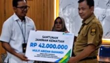 Kepala Dinas Pariwisata Kabupaten Sukabumi menyerahkan santunan Jaminan Kematian dari BPJS