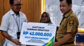 Kepala Dinas Pariwisata Kabupaten Sukabumi menyerahkan santunan Jaminan Kematian dari BPJS