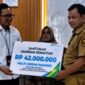 Kepala Dinas Pariwisata Kabupaten Sukabumi menyerahkan santunan Jaminan Kematian dari BPJS