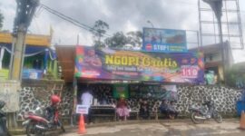 Pos Pam Cukang Monteng menghadirkan layanan kopi gratis bagi para pemudik