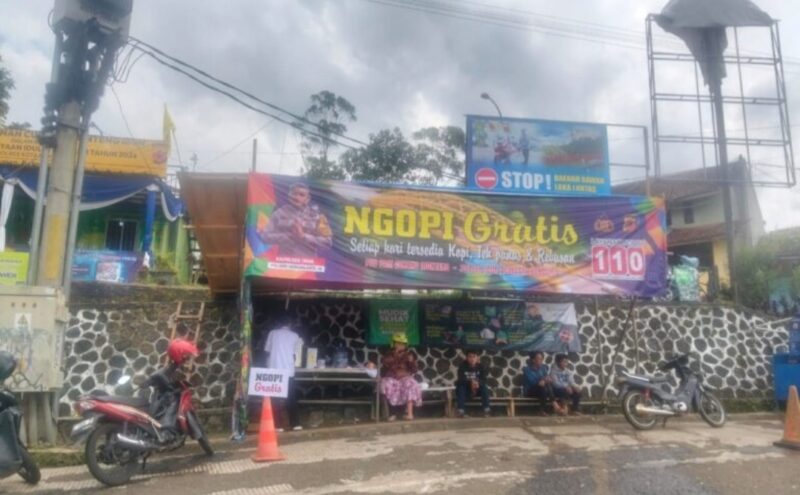 Pos Pam Cukang Monteng menghadirkan layanan kopi gratis bagi para pemudik