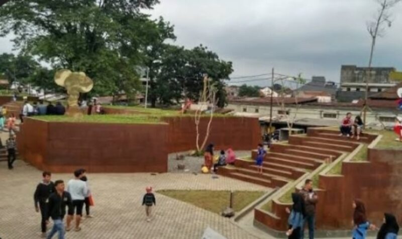 Alun-Alun Cicendo yang dikenal dengan konsep “Steel Plaza”