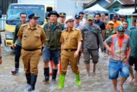 Pemkab Bandung bergerak cepat menangani dampak banjir dan puting beliung di 13 kecamatan. 