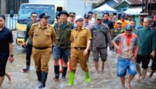 Pemkab Bandung bergerak cepat menangani dampak banjir dan puting beliung di 13 kecamatan. 
