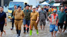 Pemkab Bandung bergerak cepat menangani dampak banjir dan puting beliung di 13 kecamatan. 