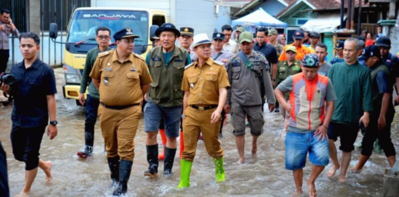 Pemkab Bandung bergerak cepat menangani dampak banjir dan puting beliung di 13 kecamatan. 